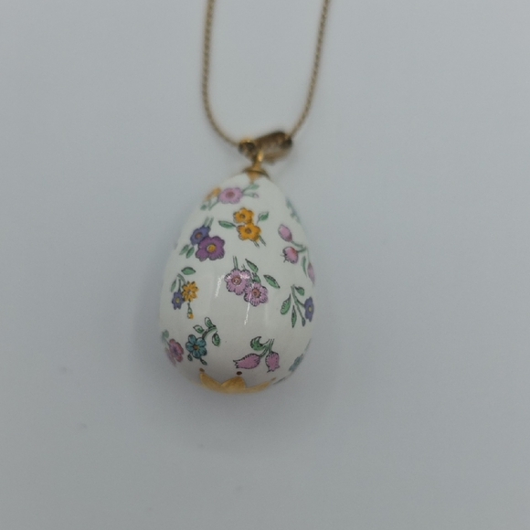 Vintage Franklin Mint THE FLOWERS OF SPRING Enamel Easter Egg Necklace - Picture 8 of 8